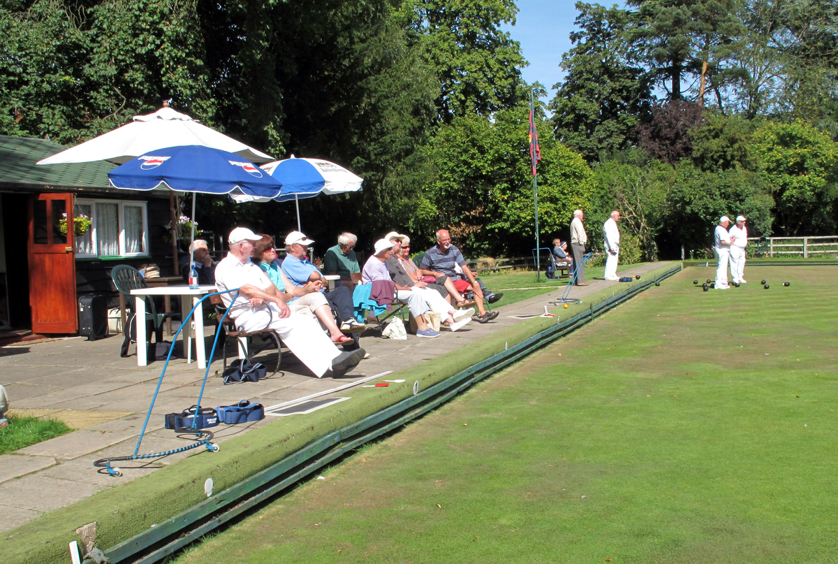 2103 Spectators enkoying a match on a sunny day